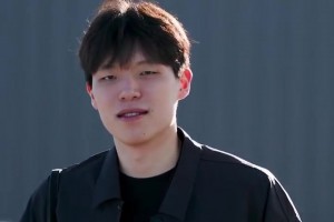 杨瀚森吹刘海耍帅开拓者队登机开启客场之行！
